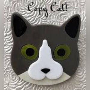 ‘JIGSAW’ the Gray and White Cat Face Pin Brooch